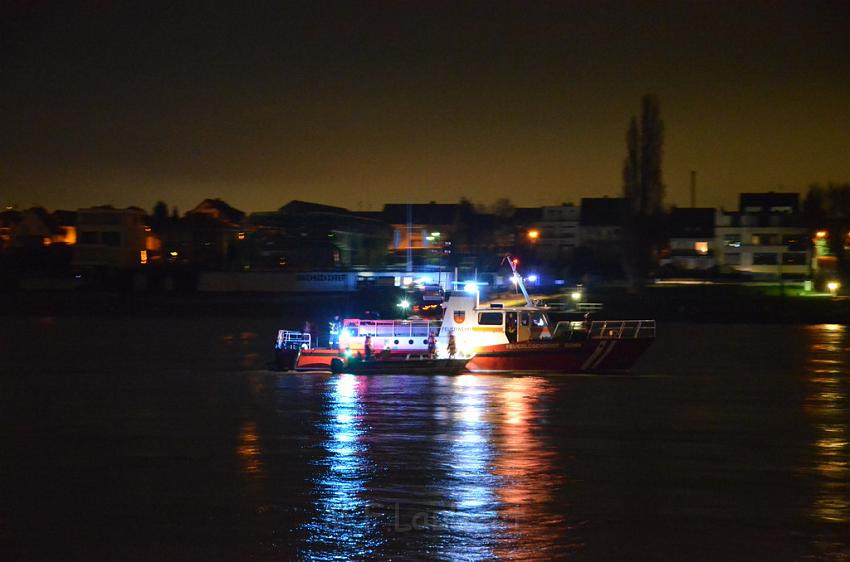 Einsatz BF Koeln PKW im Rhein Mondorf Hersel P025.JPG